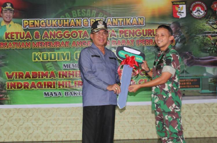 Bentuk Sinergitas antara Pemerintah dan TNI, Pemkab Inhil Serahkan 2 Unit Mobil ke Kodim 0314/Inhil