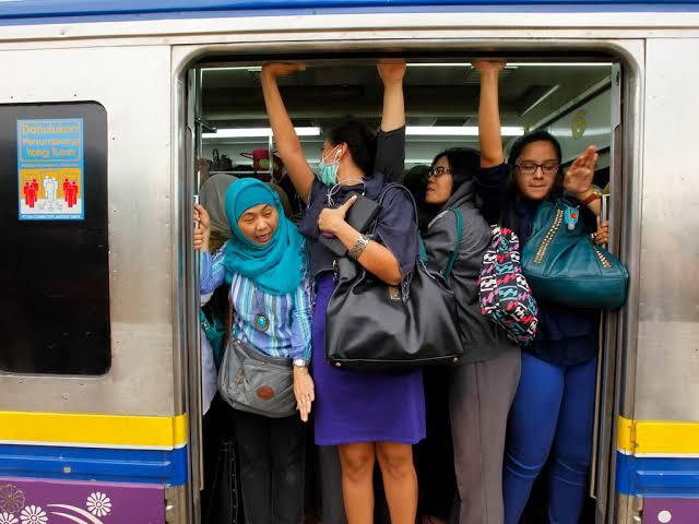Viral Cerita Wanita Kehilangan Bra Gara-gara Desak-desakan di KRL Bogor
