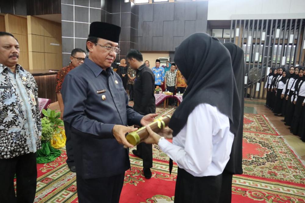 Bupati Inhil HM Wardan Serahkan SK CPNS Kepada 329 CPNS
