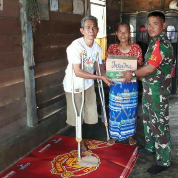 Babinsa ini Kunjungi Warganya yang Alami ini