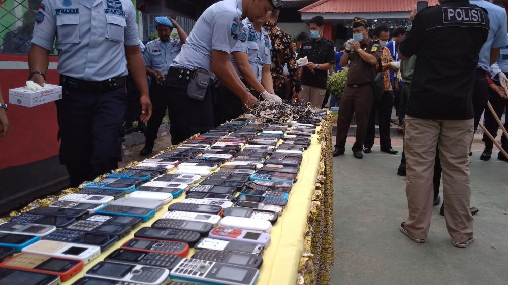 Lapas Tembilahan Musnahkan Ratusan Handphone Yang Disita Dari Napi 