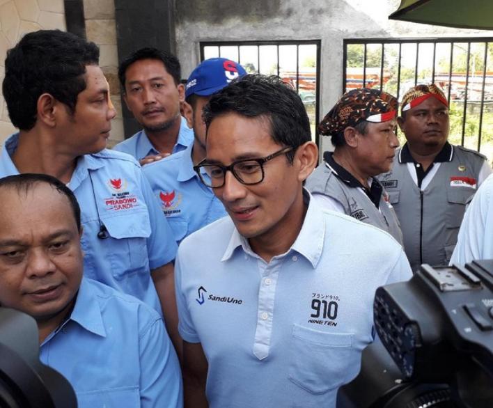 Cawapres No 02 Sandi Prihatin Pemecatan 6 Guru Honorer Karena Pose Dua Jari dan Memegang Stiker Prabowo-Sandi