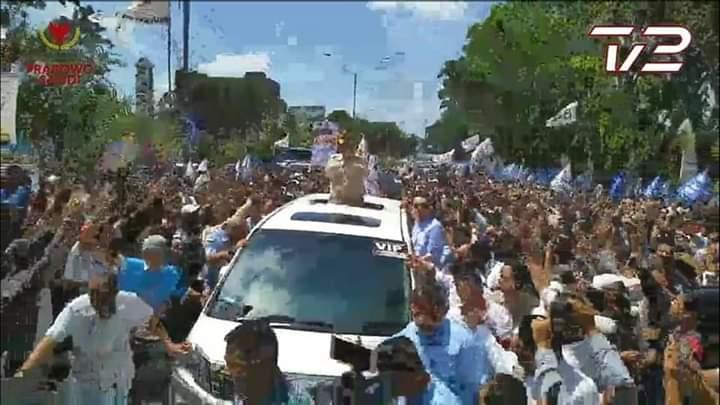 Masyarakat Riau Tumpah Ruah Menyambut Kedatangan Capres 02 Prabowo Subianto