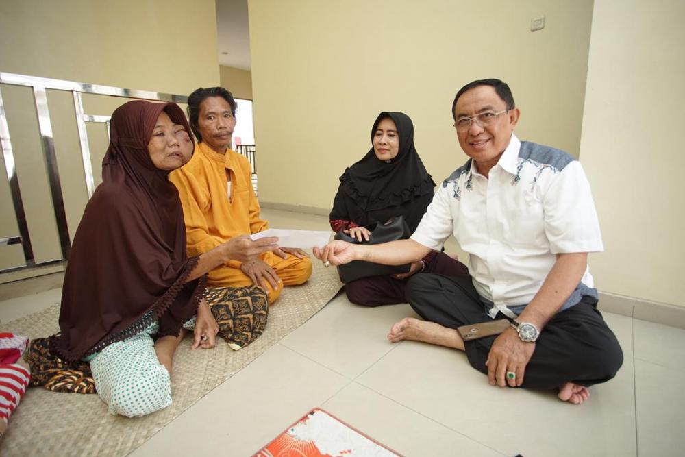 Bupati Inhil Kunjungi Nursiah, Penderita Tumor Ganas Di Wajah