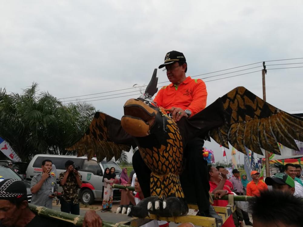 Panen Raya di Kempas, Bupati HM Wardan Komitmen Pertahankan Inhil Lumbung Padi Riau
