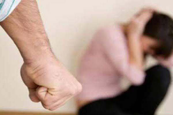 Cemburu! Wanita Cantik Ini Diludahi, Ditonjok dan Diinjak-injak Pacar, Motor Dibawa Kabur