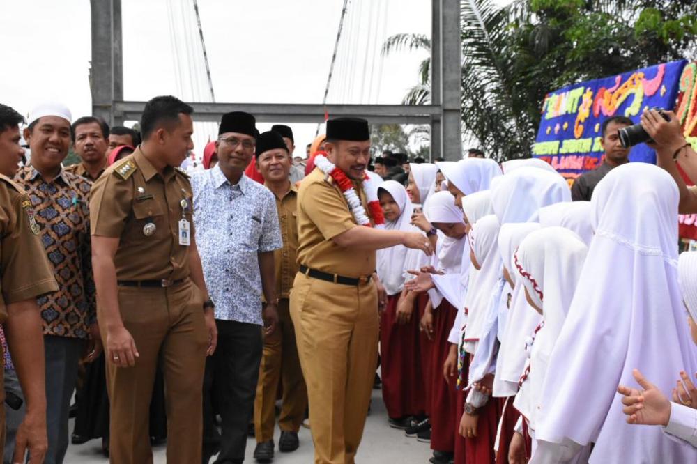 Masyarakat Desa Pulau Rambai syukuran Jembatan Gantung 