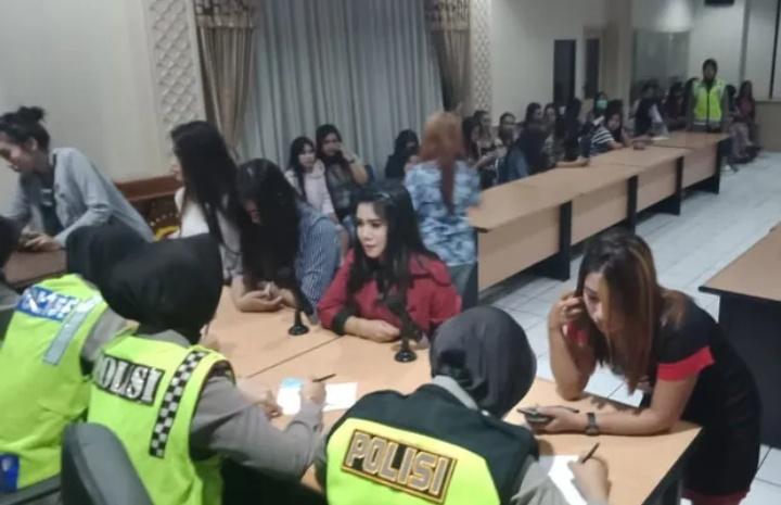 52 Pemandu Lagu dan 4 Pasangan Mesum Terjaring Operasi Pekat