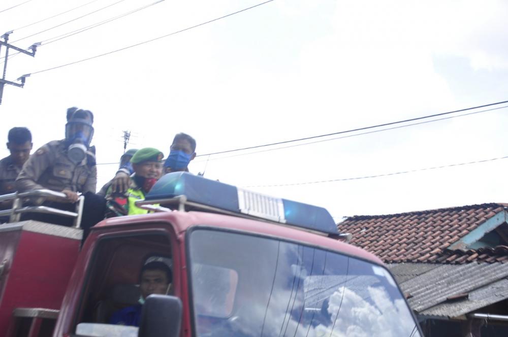 Polres dan Gugus Tugas Covid 19 Kota Banjar, Menyemprot Disinfektan Jalan Protokol, Hingga Permukiman Warga