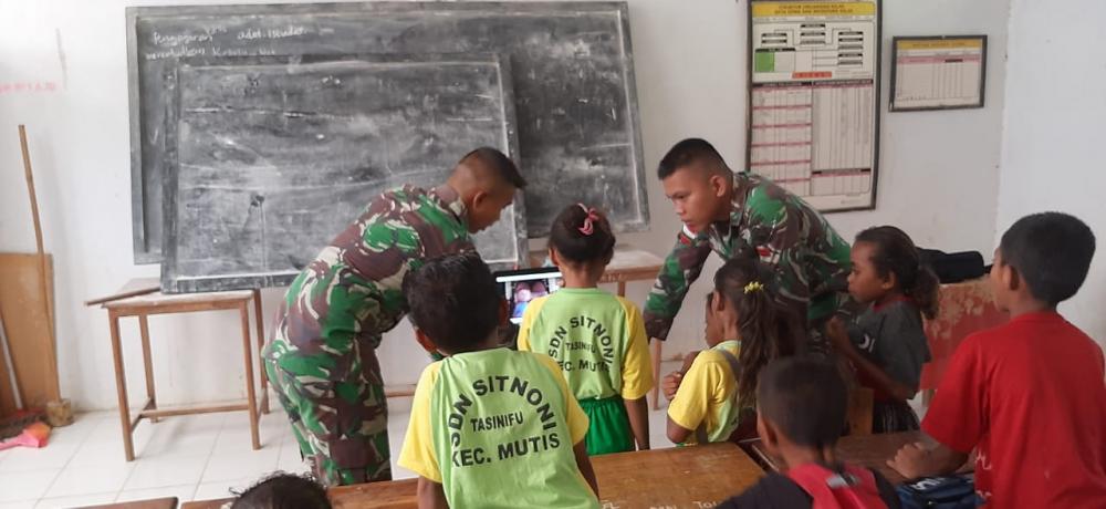 Satgas Pamtas RI-RDTL Yonif 132/BS, Ajarkan Pengoperasian Komputer di Sekolah Perbatasan