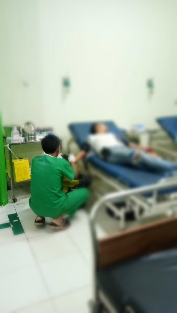 Seorang Lelaki Terkapar Dibacok di Kelapa Gading,Diduga Masalah Wanita