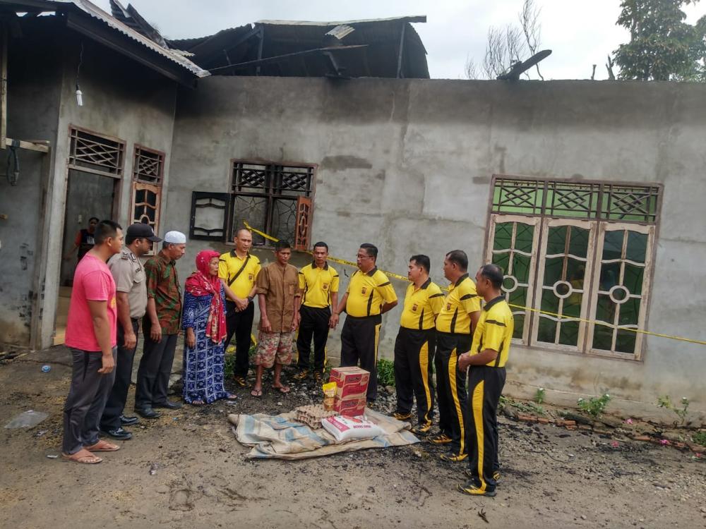 Polsek Manyak Payed Berikan Bantuan Sembako Kepada Warga Korban Kebakaran