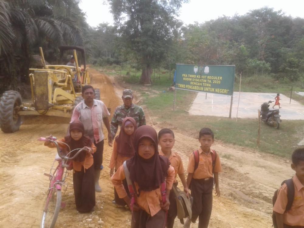 Satgas TMMD ke 107 Sulap Hutan yang Berlumpur, Menjadi Jalan