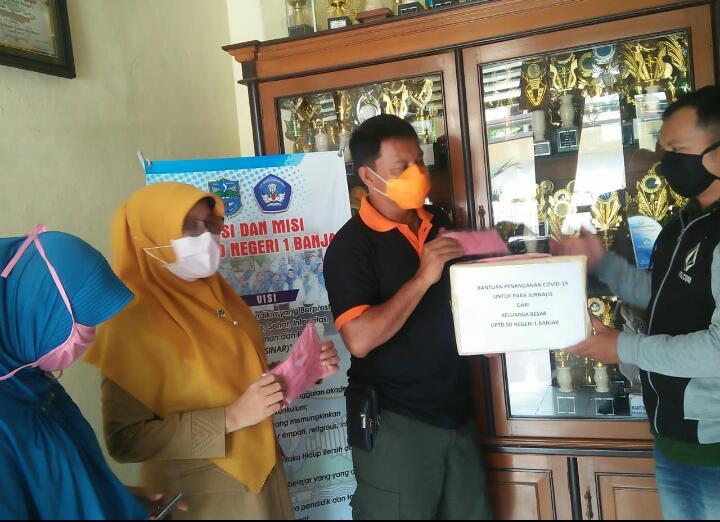Bagikan Masker Untuk Jurnalis, Bentuk Kepedulian Orangtua Siswa SDN 1 Banjar