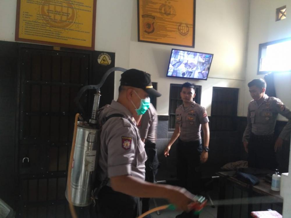 Polres Banjar Semprot Ruang Tahanan Mapolres Dengan  Cairan Disinfektan