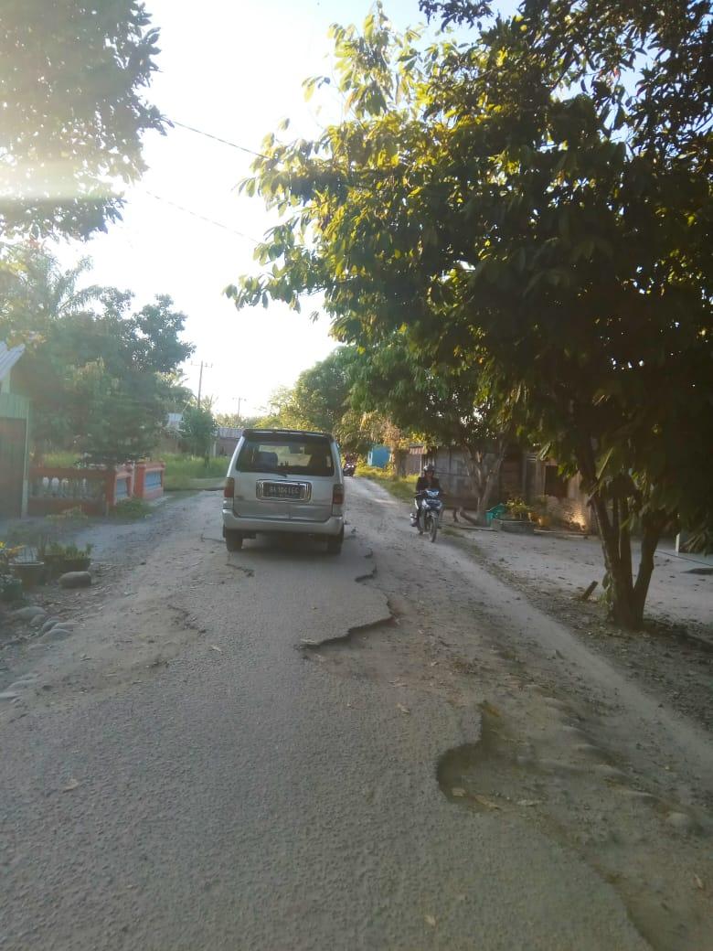 Warga Keluhkan Kondisi Jalan Rusak