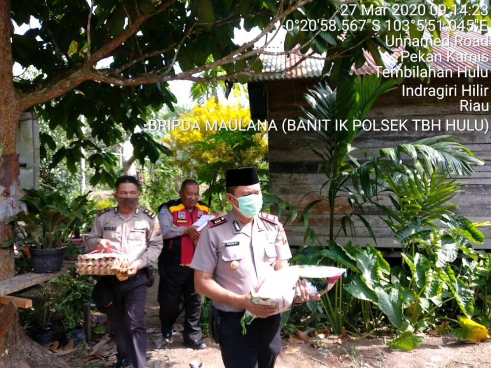 Peduli Terhadap Masyarakat Kurang Mampu,Polsek Tembilahan Hulu Berikan Bantuan Sembako