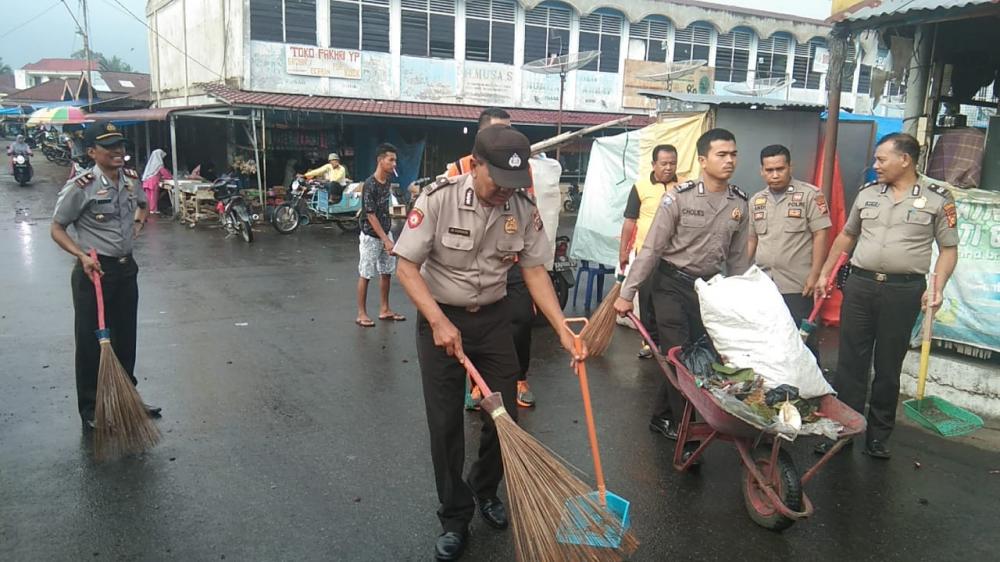 Cegah Penyebaran Virus Corona, Polres Kampar Adakan Penyuluhan dan Kegiatan Bersih-bersih Ditempat Umum
