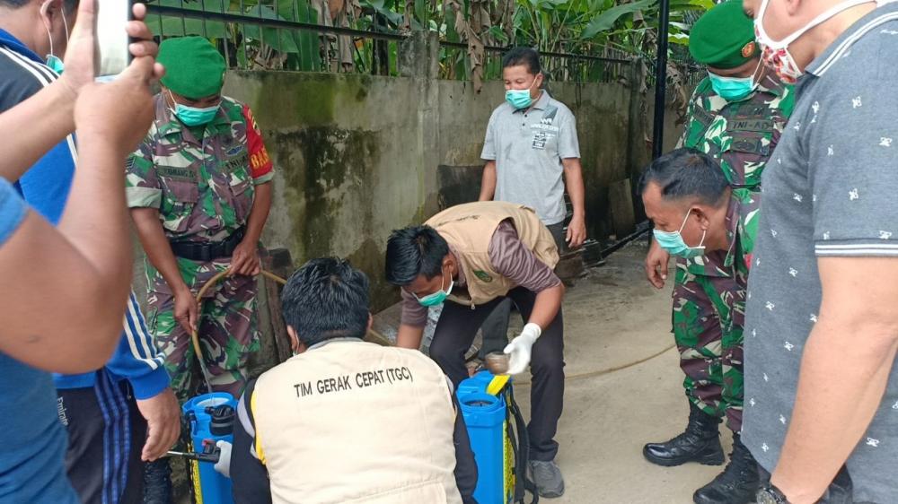 Koramil 10 Bersama Puskesmas Kecamaatan Kunto Darussalam Semprot Desinfektan