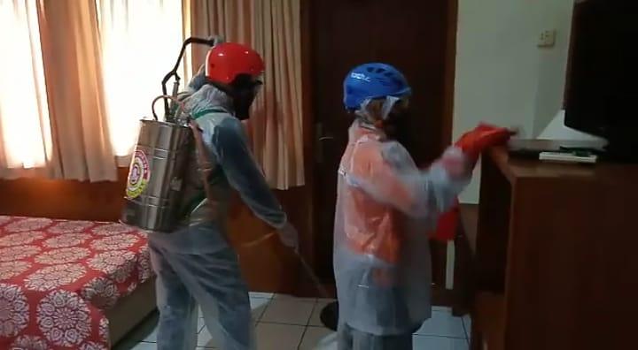 Beredar Informasi Satu Keluarga Nginap Di Salah Satu Hotel Terpapar Virus Corona Petugas  Menyemprotkan Disinfektan Keseluruh Kamar