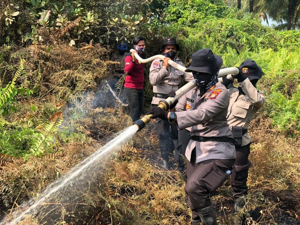 Tiga Srikandi, Seminggu Berjibaku Padamkan Api