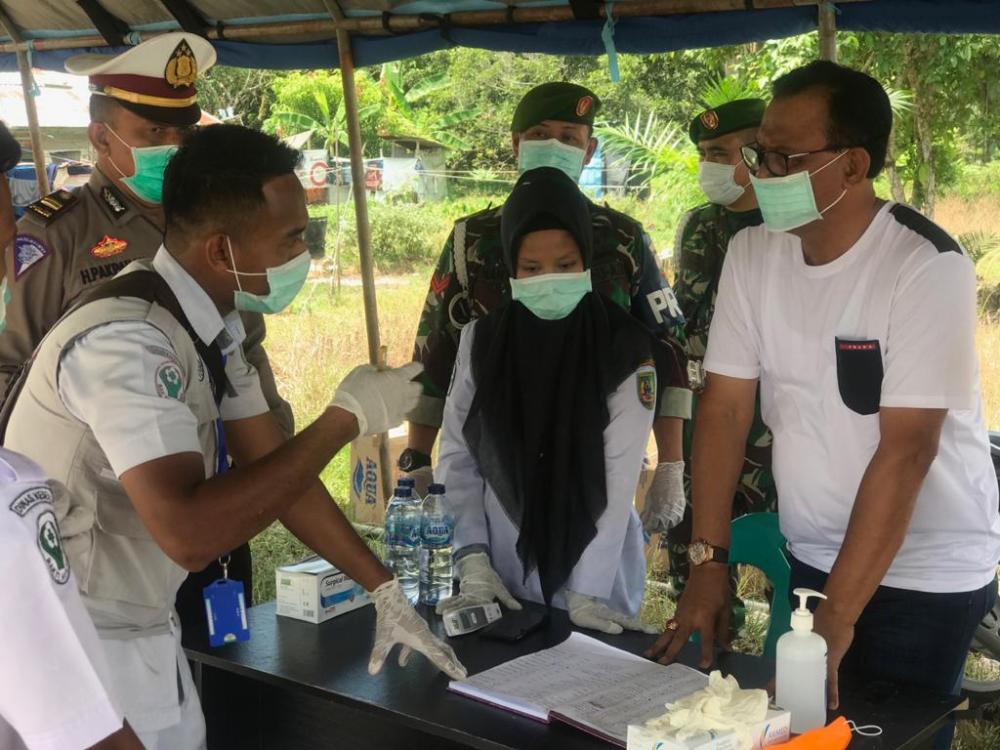 Hari Libur, Bupati Rohil Tetap Pantau Posko Kesehatan Covid-19