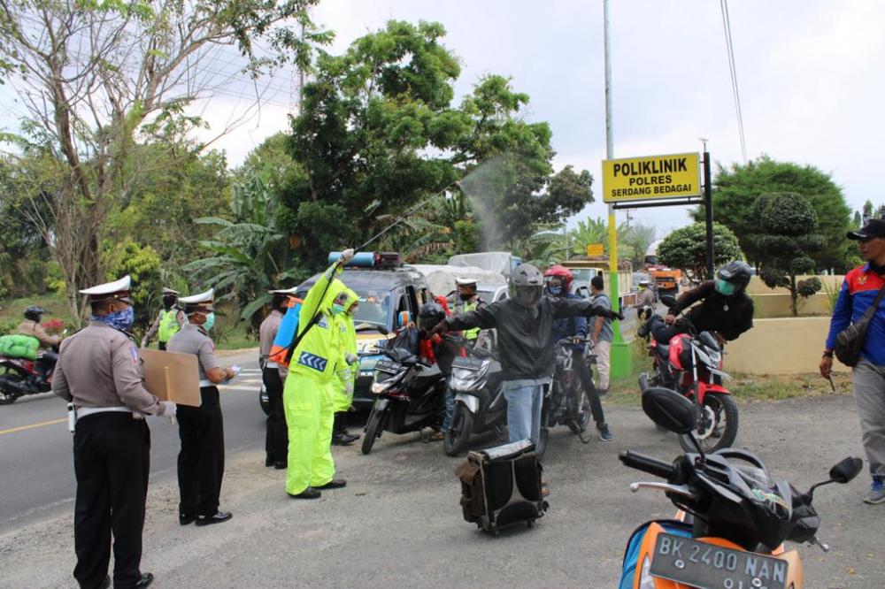 Satlantas Polres Sergai Semprotkan Cairan Disinfektan Kepada Penguna Jalan