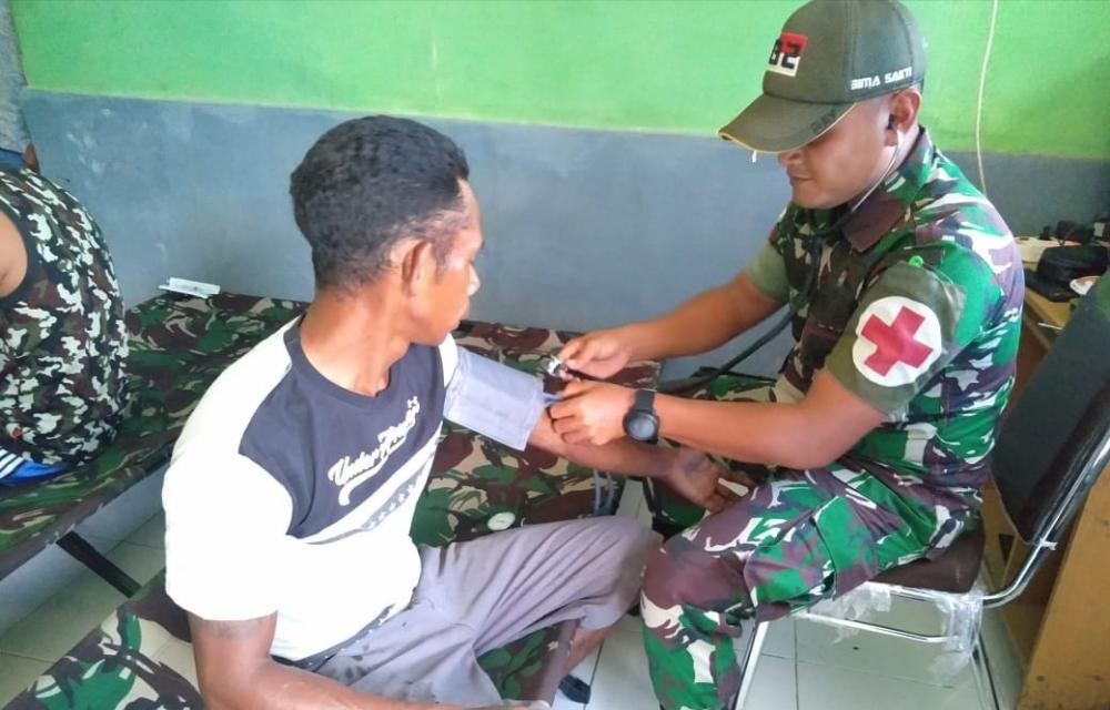 Satgas Pamtas RI - RDTL Yonif 132/BS Berikan Pemeriksaan Kesehatan Terbatas di Perbatasan