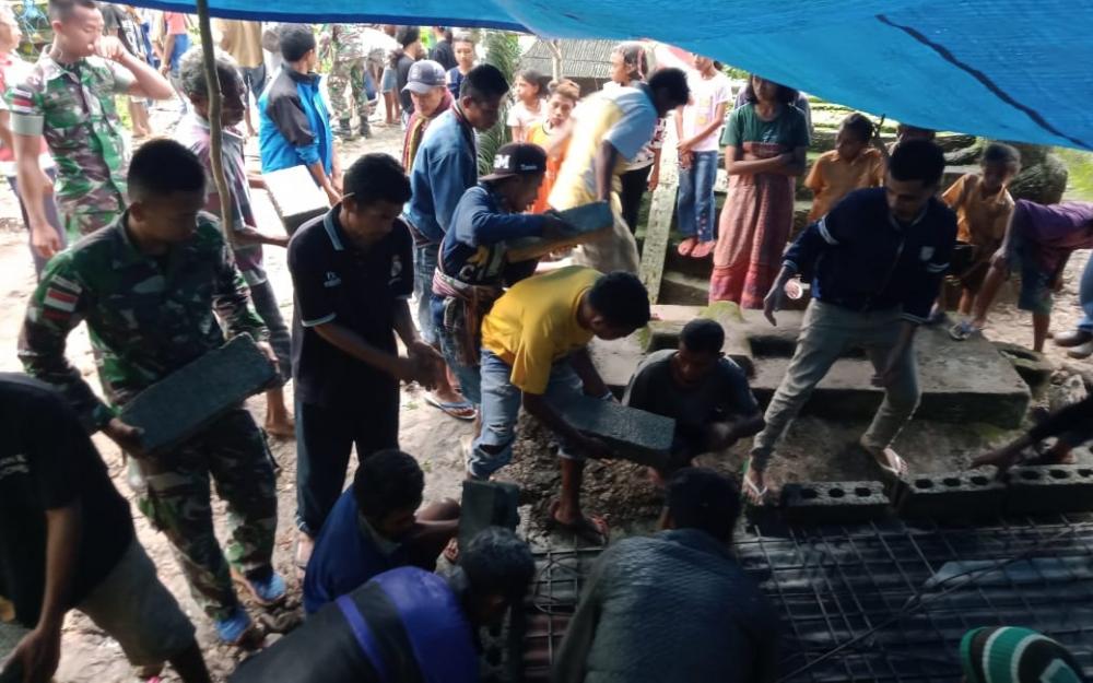 Satgas Pamtas RI-RDTL Yonif 132/BS Membantu Prosesi Pemakaman Warga