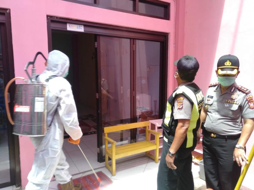 Polres Kota Banjar Laksanakan Disinfektan 