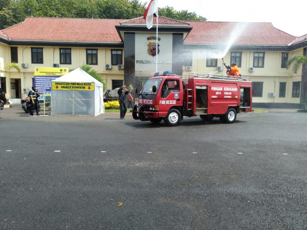 Pemkot dan TNI Polri Kota Banjar Semprotkan Disinfektan Tahap pertama Sejumlah Tempat di Kota Banjar