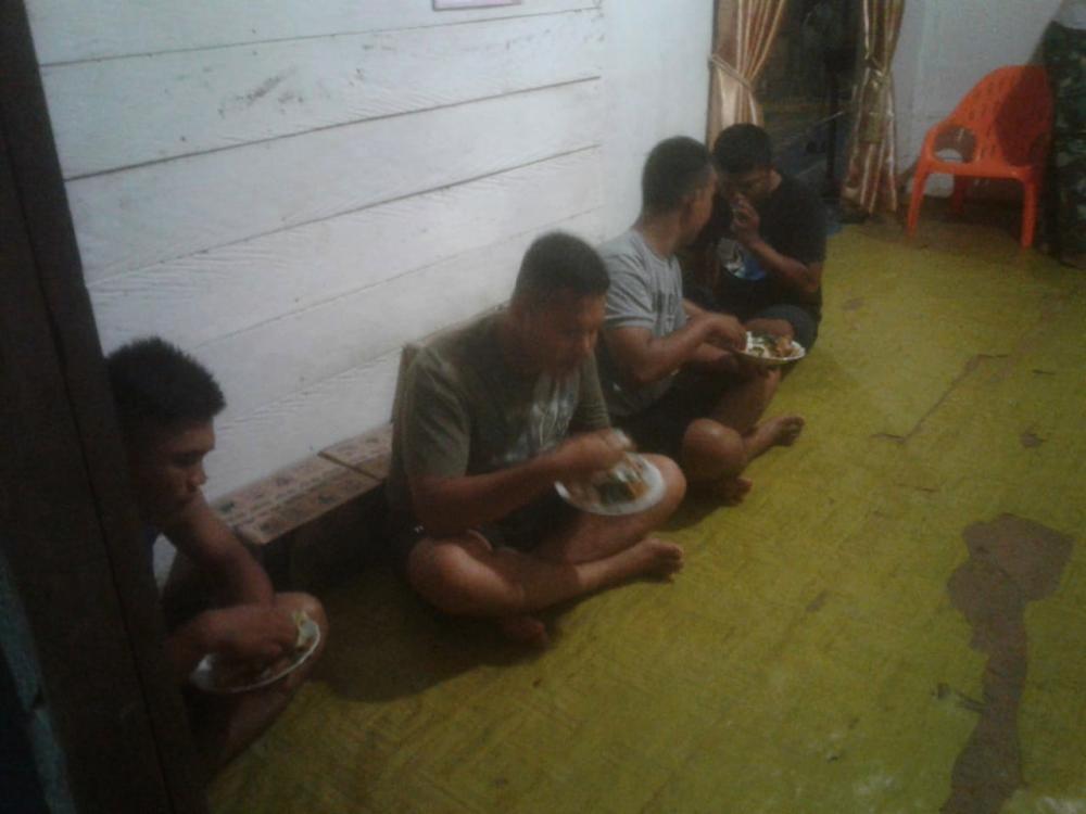 Satgas TMMD Kodim 0104/Atim Jalin Keakraban bersama Masyarakat Dengan Makan Bersama