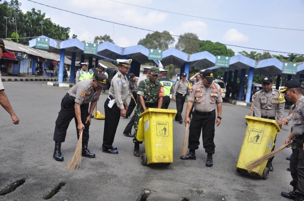 Pemkot dan Polres Kota Banjar Membersihkan Fasilitas Umum