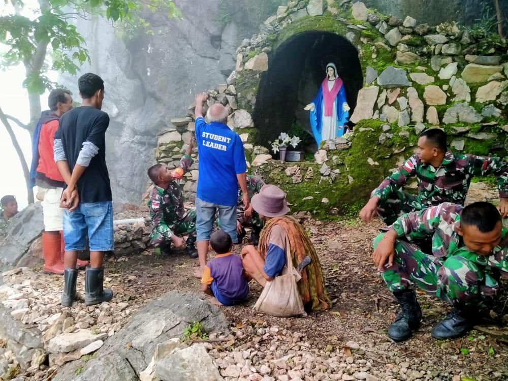 Wujud Kemanunggalan TNI Bersama Rakyat di Perbatasan, Satgas Yonif 132/BS, Gelar Karya Bakti di Dusun Oelbinose.