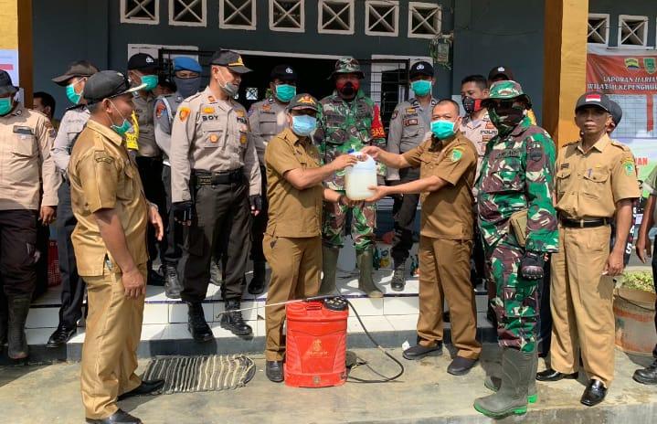 Cegah Penyebaran Covid-19 Kapolsek Simpang Kanan Bersama Camat Semprotkan Disinfektan di Wilayahnya