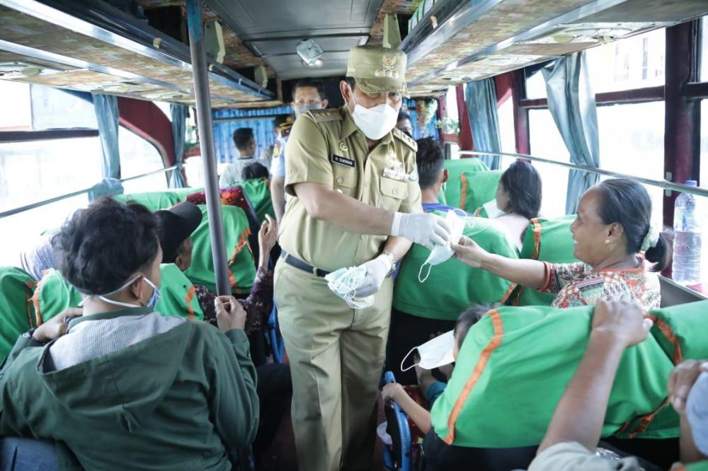 Aksi Antisipasi Covid-19,Kabupaten Rokan Hulu.    Bupati Rohul H Sukiman rela naik ke bus umum, bagikan master gratis pada penumpang.