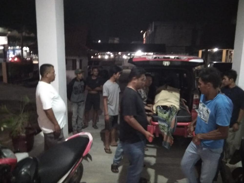 Diduga karna masalah rumah tangga suami nekat gantung diri.