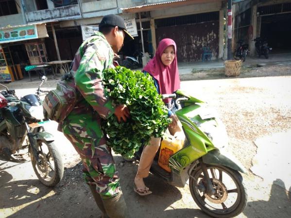 Syamsiah Cekatan Dalam Meracik Menu  Makanan untuk Satgas TMMD 107
