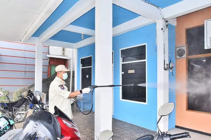 Wabup Inhil H Syamsuddin Uti Semprotkan Disinfektan Kerumah Warga