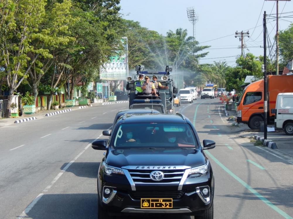 Antisipasi Covid-19, Polres Kampar Semprotkan Disinfektan di Kota Bangkinang Dengan Mobil AWC