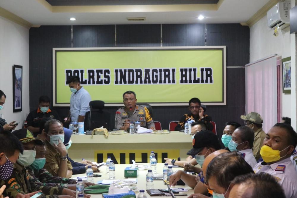 Polres Inhil Menghimpun Kekuatan Pembasmian Covid-19 Dengan Penyemprotan Secara Masal