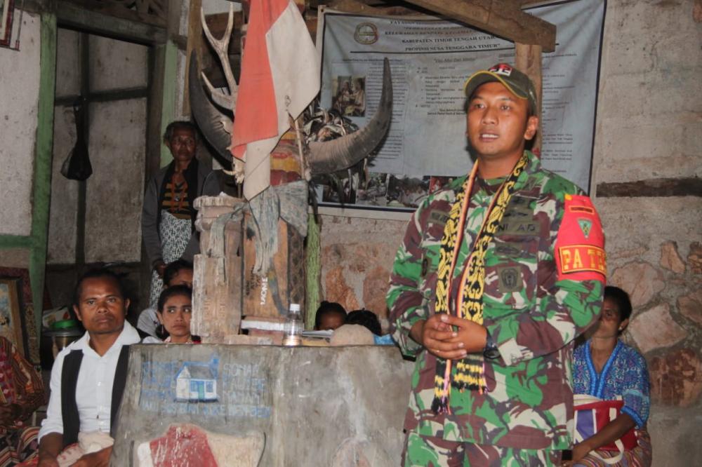 Satgas Pamtas RI-RDTL Yonif 132/BS, Bangun Balai Adat di Desa Inbate