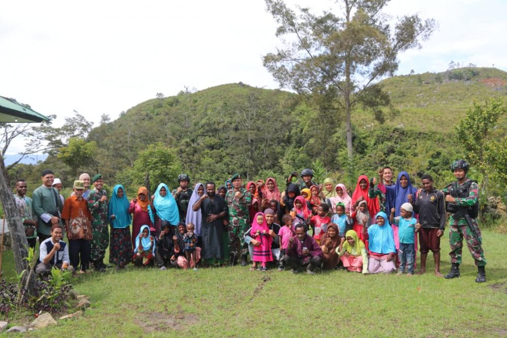 JUM'AT BERKAH SATGAS PENYANGGA YONIF RAIDER 323/BP KOSTRAD DI KAMPUNG PEDALAMAN WALESI