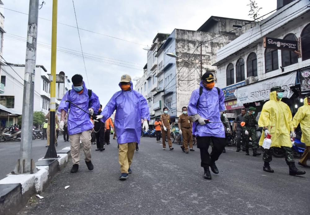Bupati Bersama Tim Gugus Tugas Covid-19 Semprot Disinfektan Ke Sejumlah Pusat Keramaian