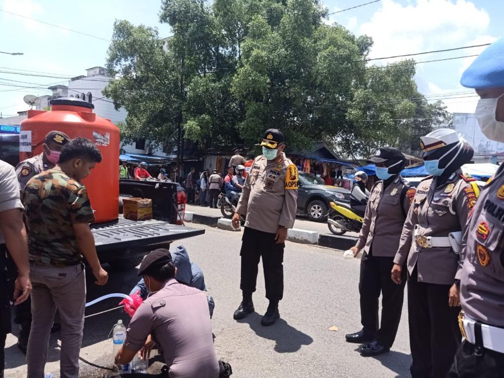 Polres Inhil Bagikan 2000 Liter Cairan Disinfektan di Tembilahan
