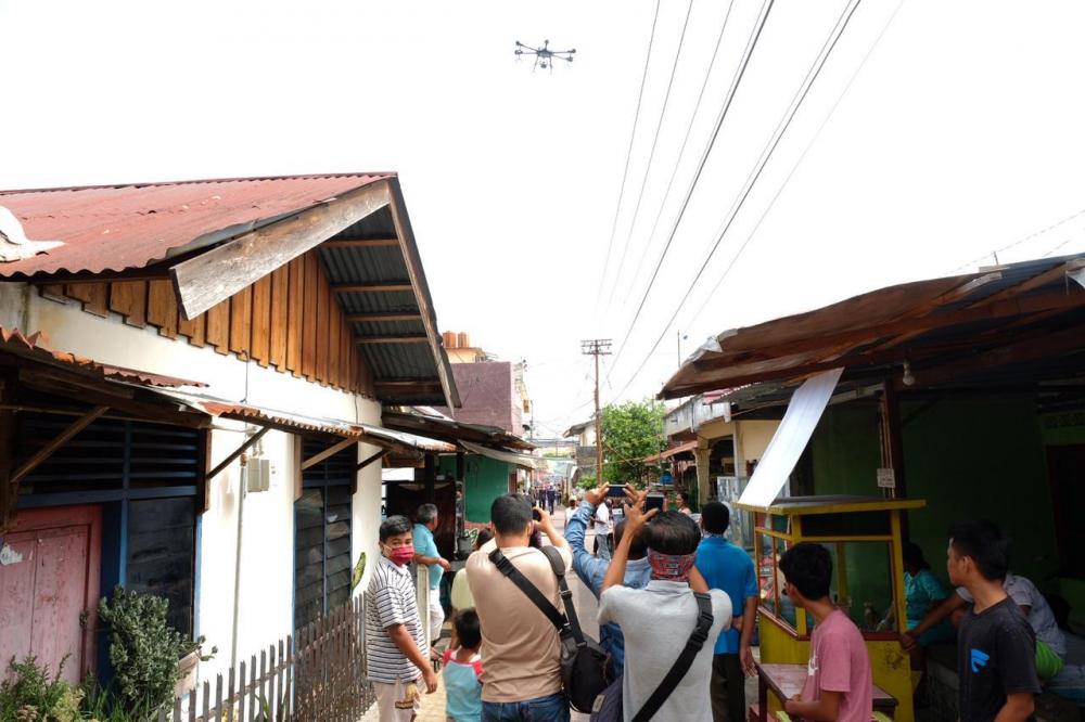Drone Spraying Khusus Dikerahkan Polda Riau Untuk Penyemprotan Pemukiman Warga