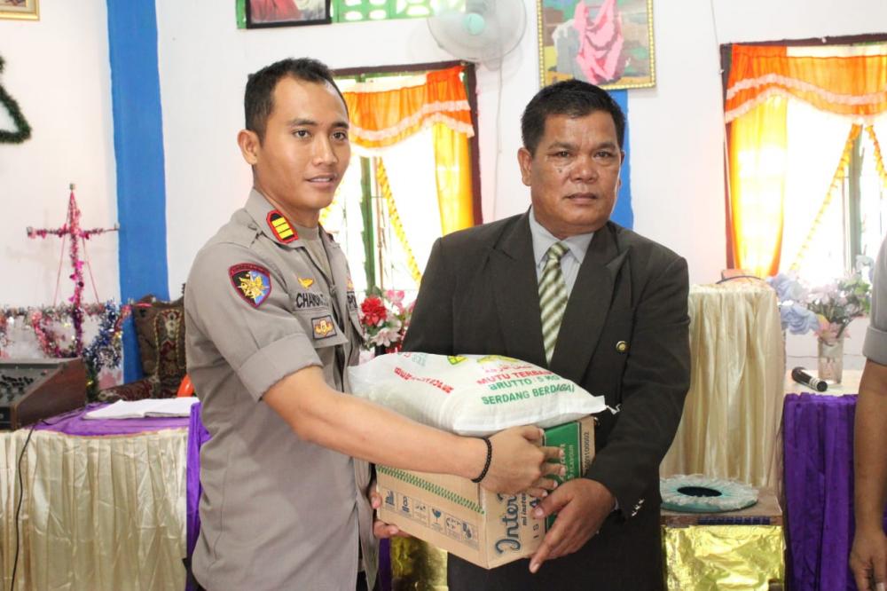Polres Serdang Bedagai Rajuk Tali Asih Di  Gereja Phentakosta Indonesia (GPI) Bedagai, Desa Pekan Tanjung Beringin 