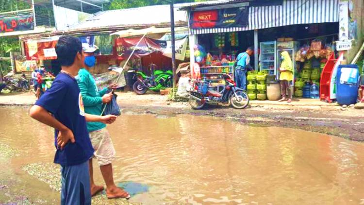 Aksi Unik Warga Protes Jalan Rusak, Kubangan Jalan di Tebar Ikan Lele Capai 25 Kg lalu Dipancing
