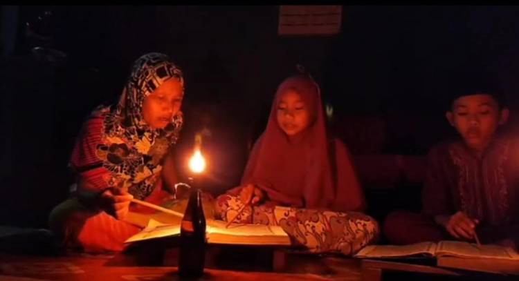 Warga Kampung Bantalan Seberang Tembilahan Berharap Desanya Segera Dialiri Listrik PLN