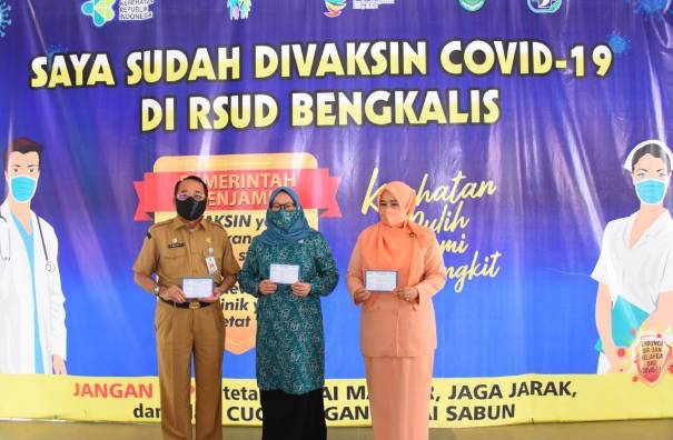 Ketua TP PKK dan DWP Bengkalis Terima Vaksinasi Covid-19